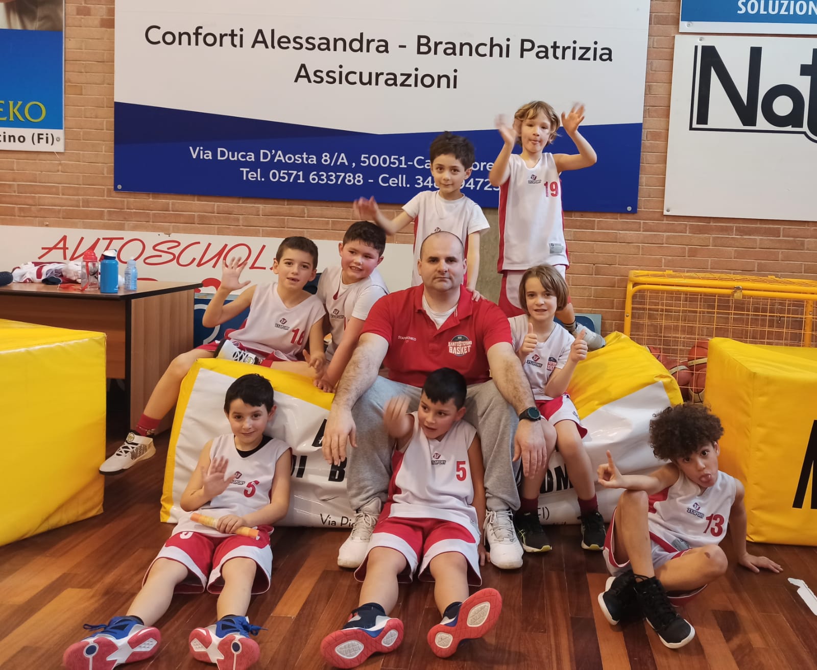 Minibasket, impegno a Castelfiorentino. Foto con l'allenatore Pablo Meoni