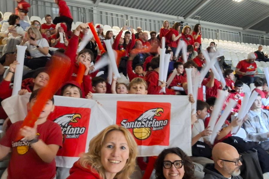 il tifo sugli spalti della Santo Stefano Basket